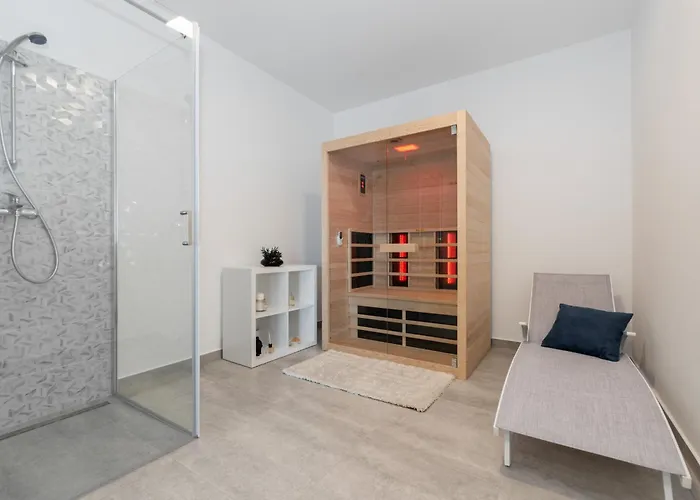 Вилла Bella Vista For 8 People With Sea View, Heated Pool & Wellness - Only 1,5 Km From